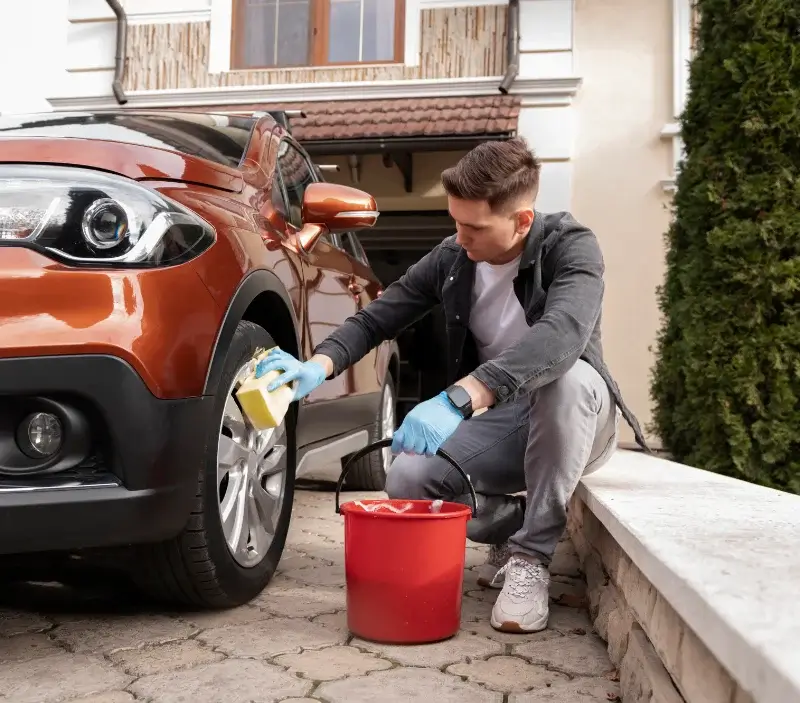 Lavage auto à domicile Trégastel : professionnel intervenant sur un véhicule